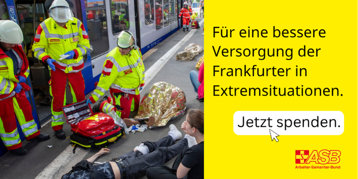 Gerätewagen Einsatzkräfte versorgen Verletzte am Bahnsteig.
