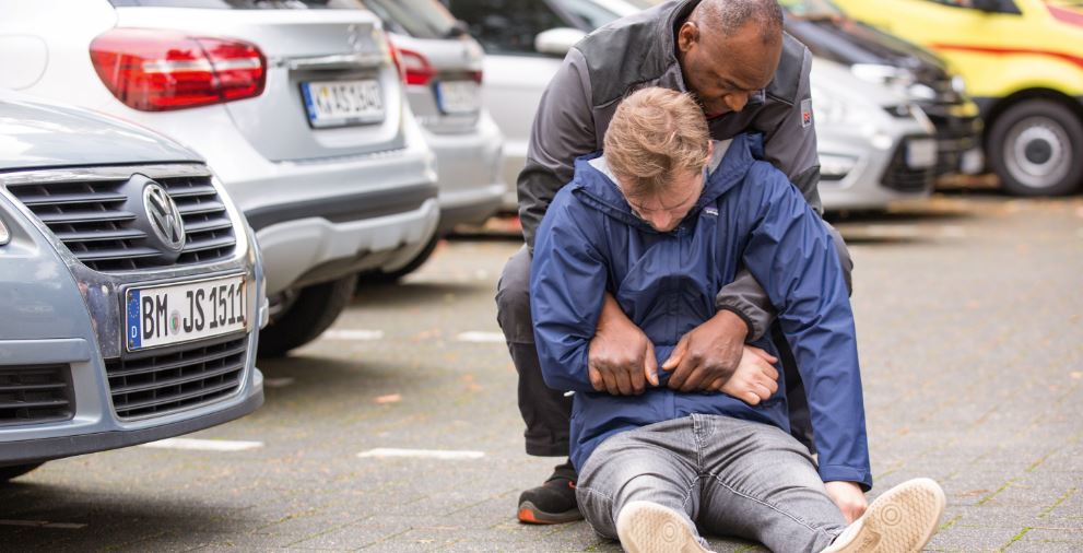 Eine Person wird mit dem Rettungsgriff von der Einsatzstelle gezogen.