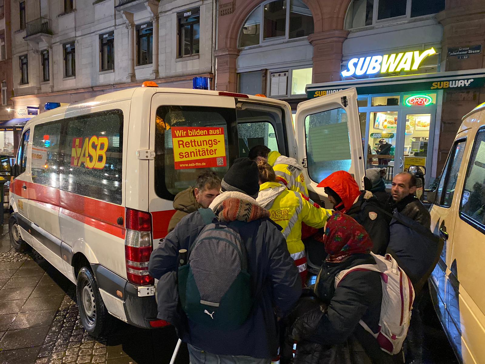 ASB Frankfurt verteilt Schlafsäcke und Thermounterwäsche an Obdachlose