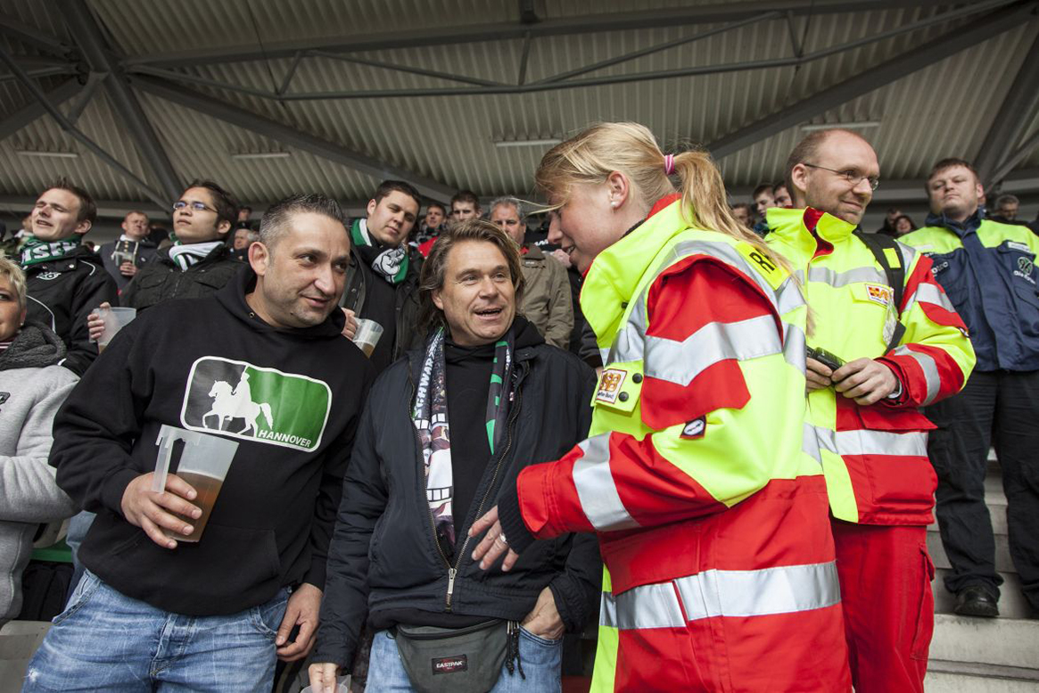 rettungsdienst-sanitaetsdiesnt-ehrenamtliche-helfer-fussball.jpg