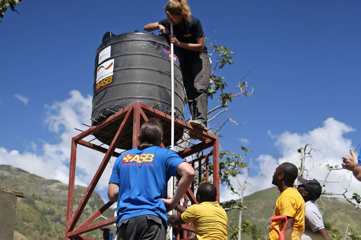 170118-asb-haiti-fast-trinkwasserfilter-aufbau-turm.jpg